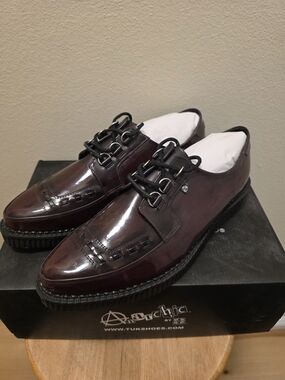 NWT TUK Burgundy Rub Off Pointed Creepers